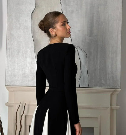 Robe longue noire pour femme, en tissu plissé, avec un décolleté en V et des bretelles fines pour un look élégant.