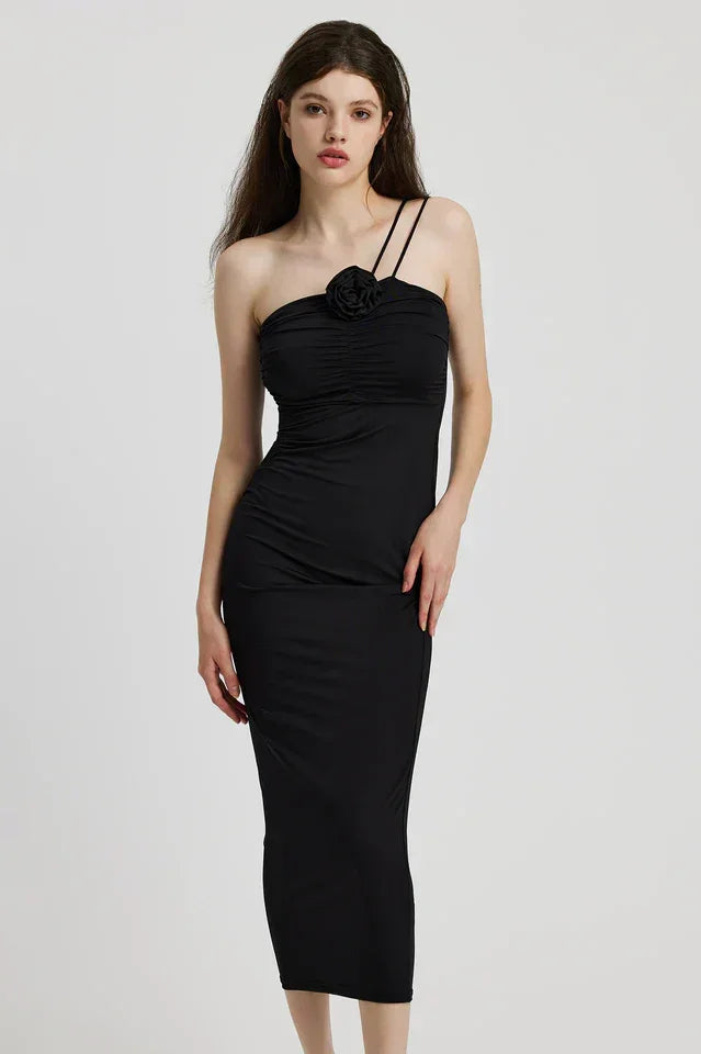 Robe longue noire sans manches en polyester, avec une coupe fluide et des détails simples pour un look élégant.