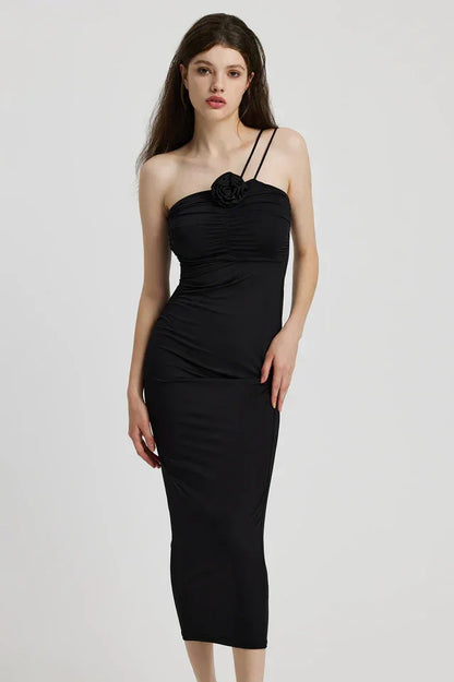 Robe longue noire sans manches en polyester, avec une coupe fluide et des détails simples pour un look élégant.