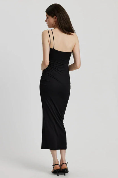 Robe longue noire sans manches en coton, avec une coupe fluide et un décolleté légèrement arrondi. Parfaite pour l'été.