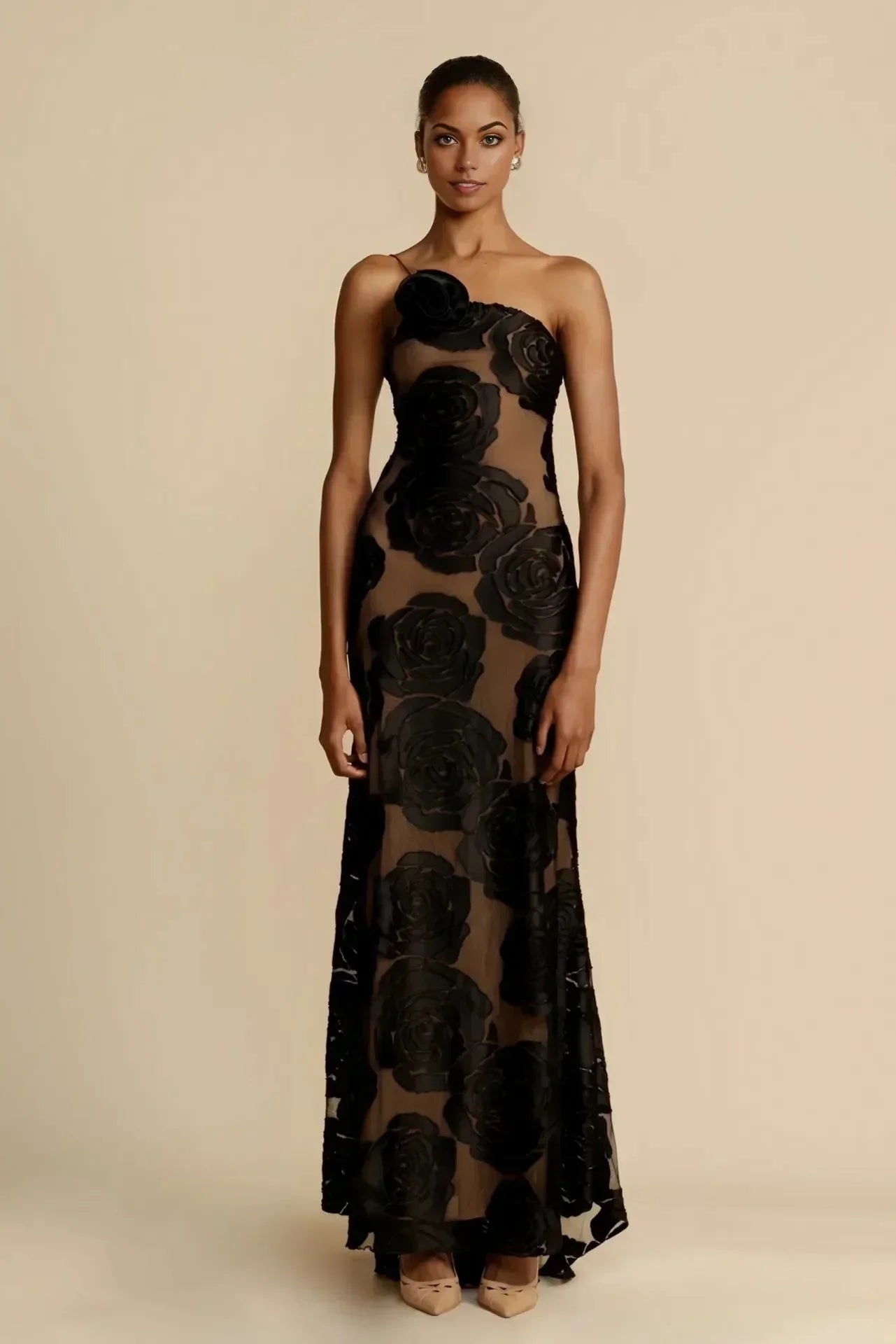 Robe longue noire transparente avec motifs floraux, confectionnée en tissu léger et fluide, parfaite pour une allure…
