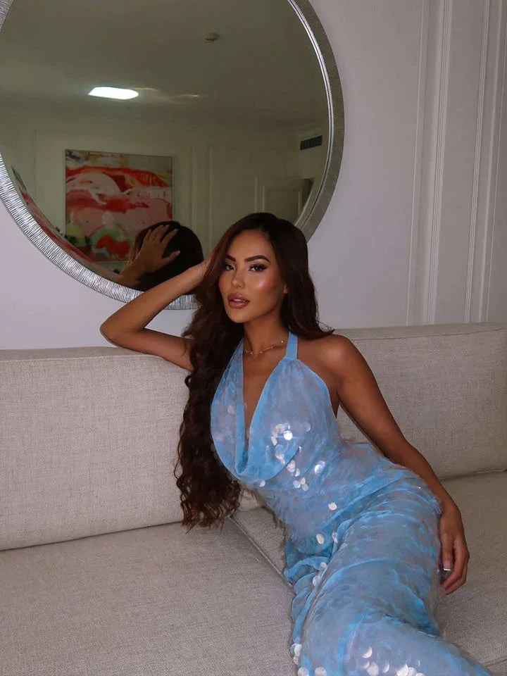 Robe longue en tissu pailleté bleu ciel avec décolleté, idéale pour des occasions spéciales, offrant confort et élégance.