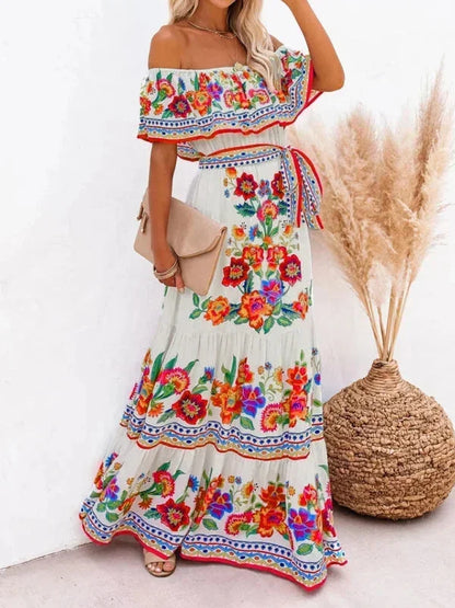 "Robe longue femme à épaules dénudées, en tissu léger avec motifs floraux colorés et coupe fluide pour un style décontracté."