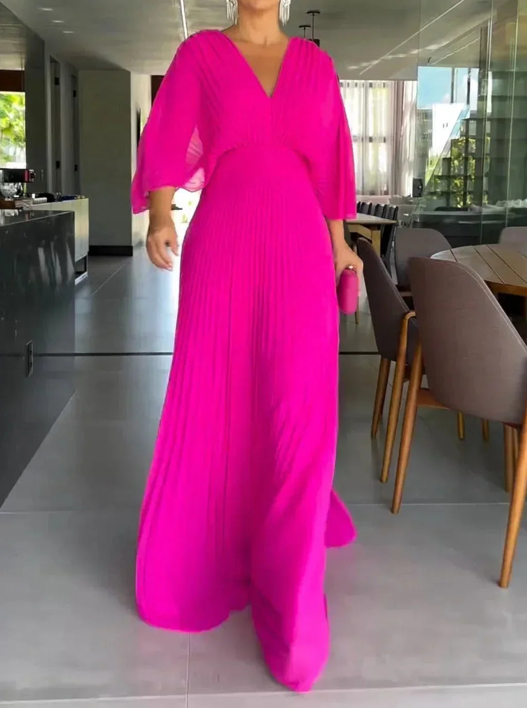 Robe longue plissée en chiffon léger, col en V, manches 3/4, idéale pour une élégance décontractée.