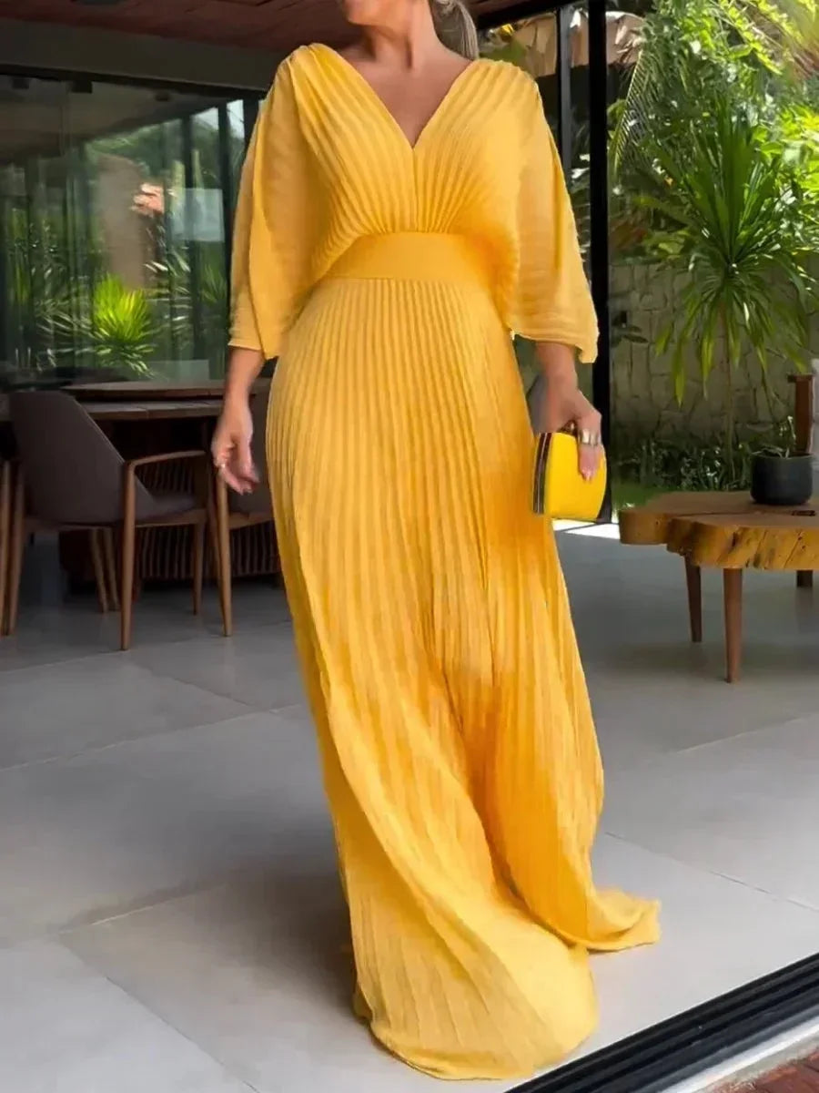 Robe longue jaune plissée, col en V, manches 3/4, en tissu léger pour un confort optimal lors des journées ensoleillées.