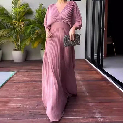 Robe longue plissée rose poussiéreux, col en V, manches 3/4, en tissu léger et fluide, idéale pour un look décontracté.