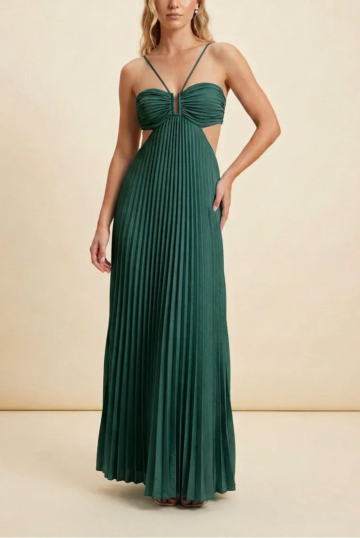 Robe longue femme plissée, dos nu, en tissu léger avec des plis délicats et une coupe fluide pour un confort optimal.