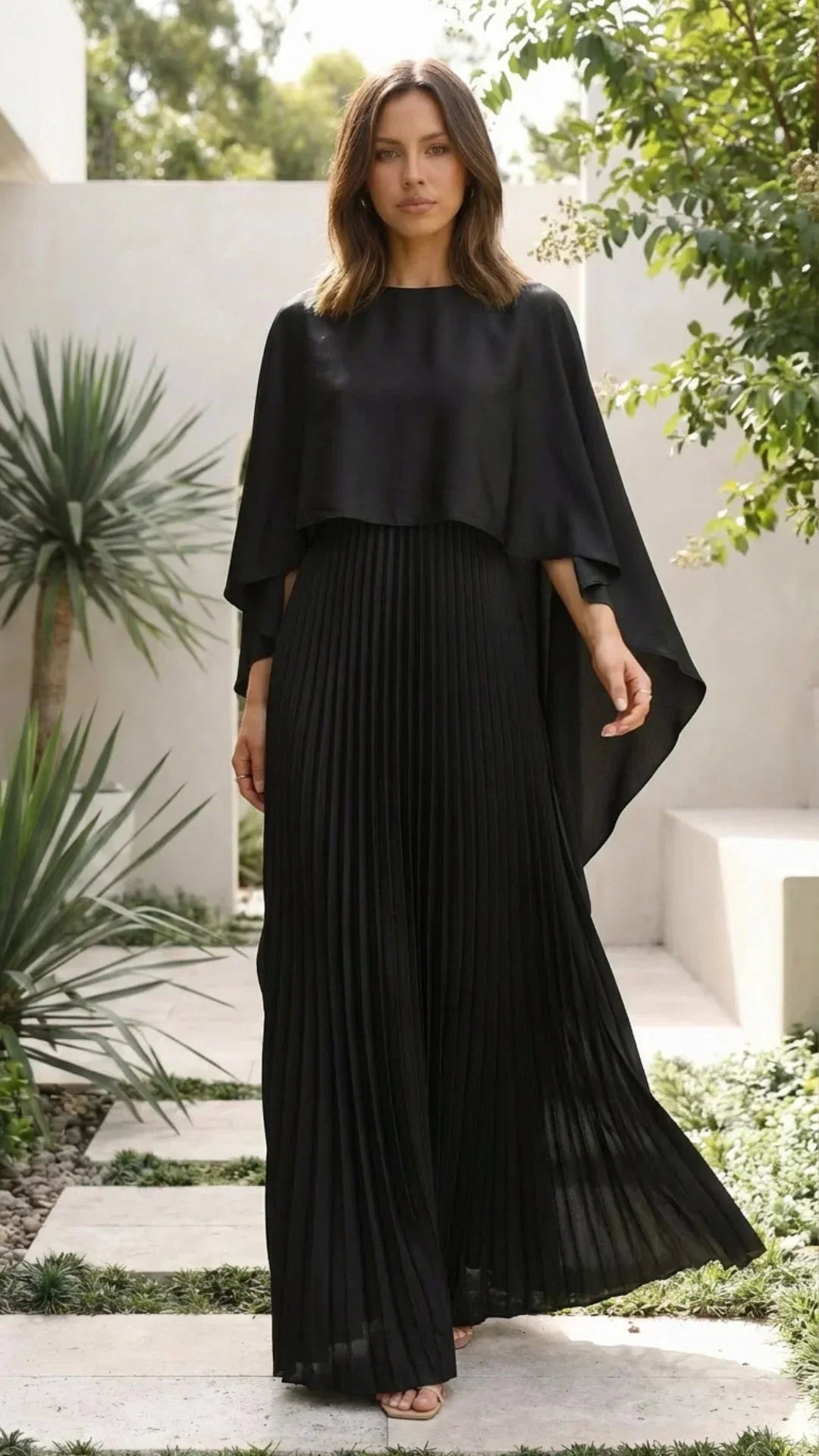 Robe longue féminine plissée avec manches en cape, en tissu léger, idéale pour les occasions estivales.