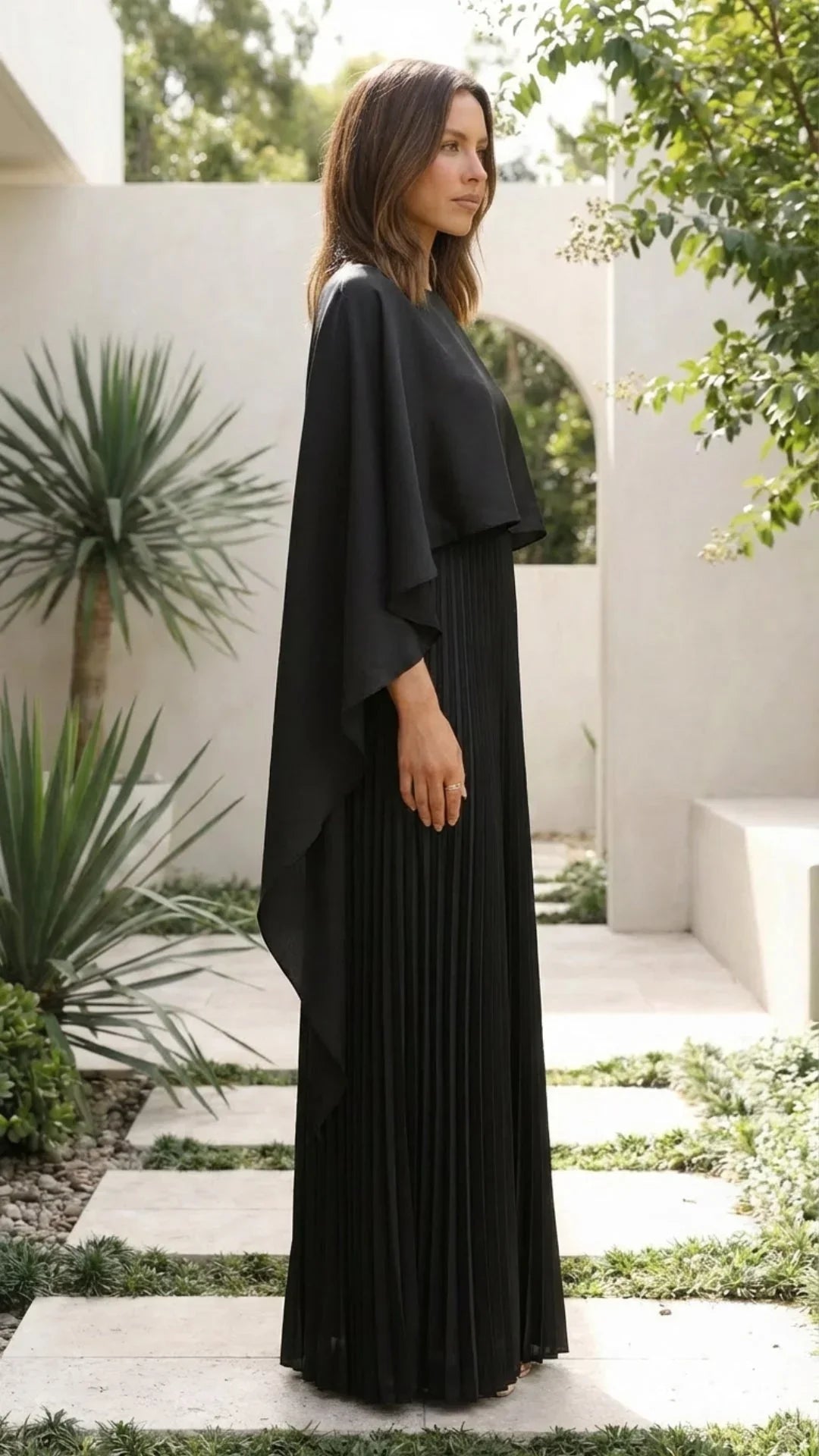 Robe longue femme plissée, à manches cape, en polyester léger, idéale pour une silhouette fluide et élégante.