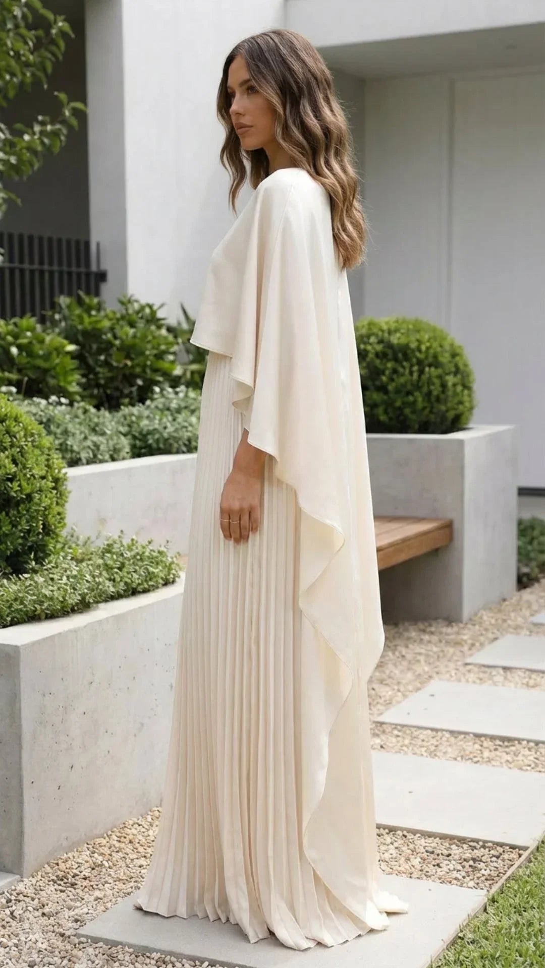 Robe longue pour femme, plissée avec manches cape, fabriquée en tissu léger et fluide, idéale pour des occasions spéciales.