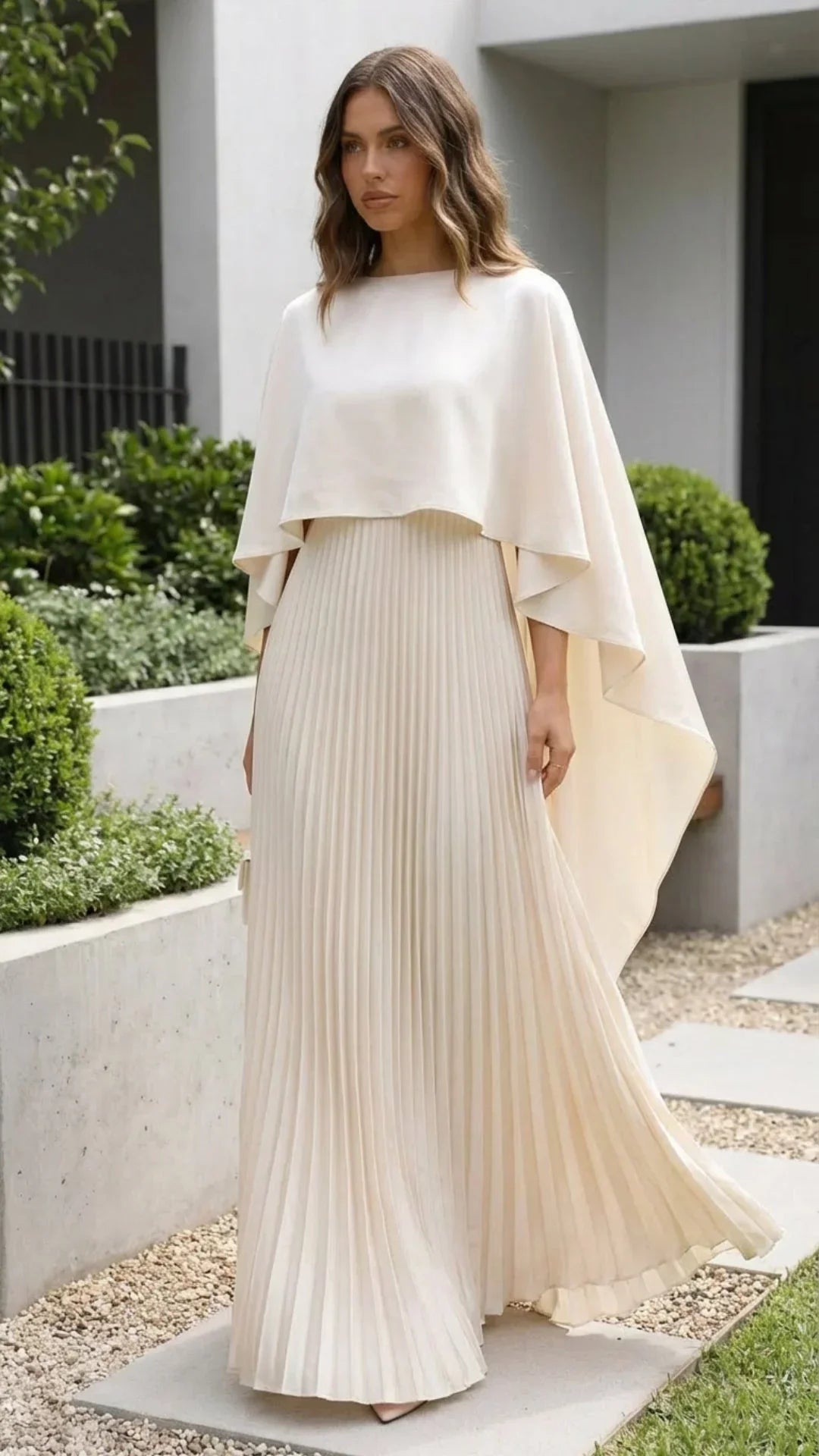 Robe longue femme plissée avec manches cape, en tissu léger, offrant une coupe élégante et fluide pour un confort optimal.
