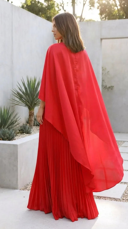 Robe longue femme en polyester plissé, avec des manches cape élégantes et un design fluide pour un confort optimal.