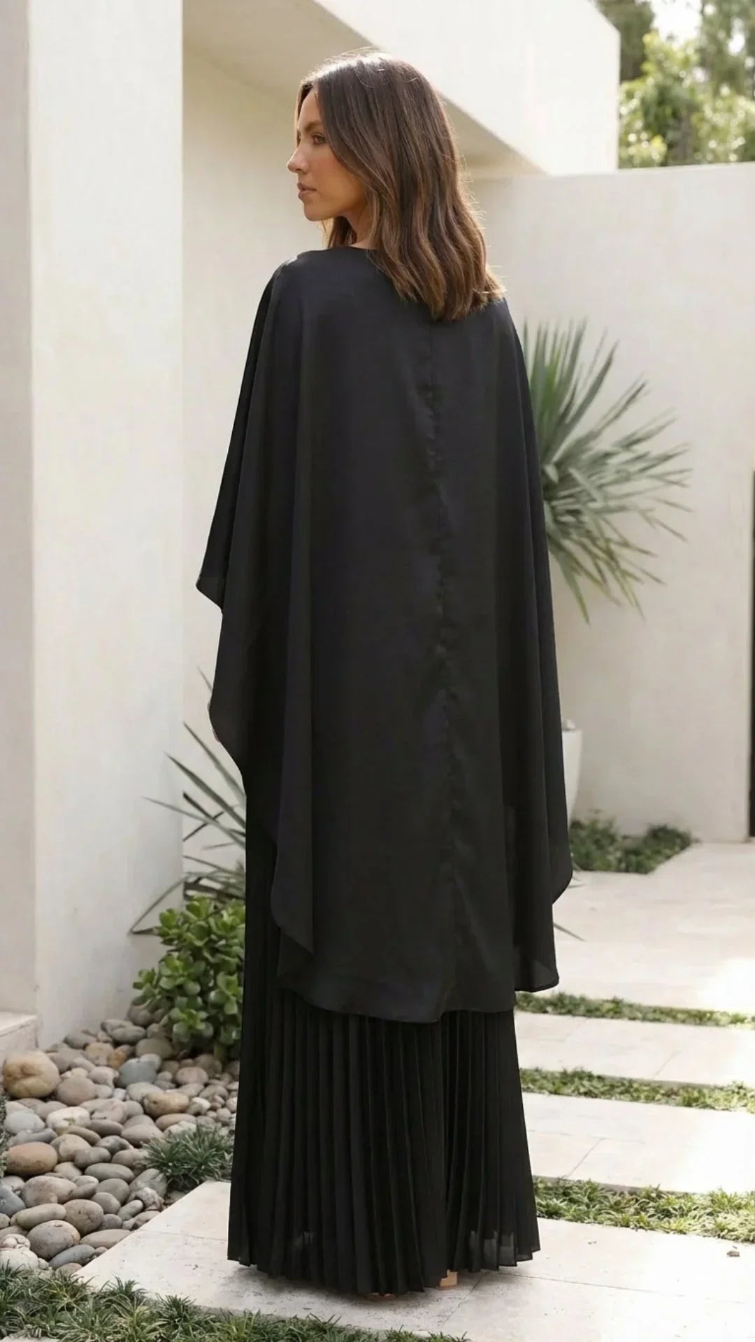 Robe longue femme plissée avec manches cape en tissu léger, idéale pour un look élégant et fluide.