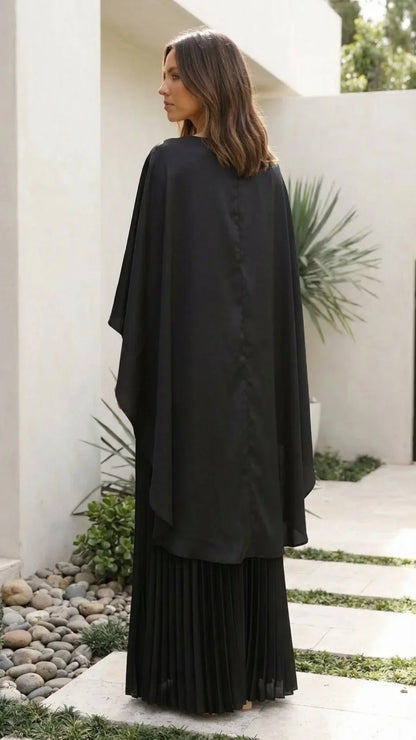 Robe longue femme plissée avec manches cape en tissu léger, idéale pour un look élégant et fluide.
