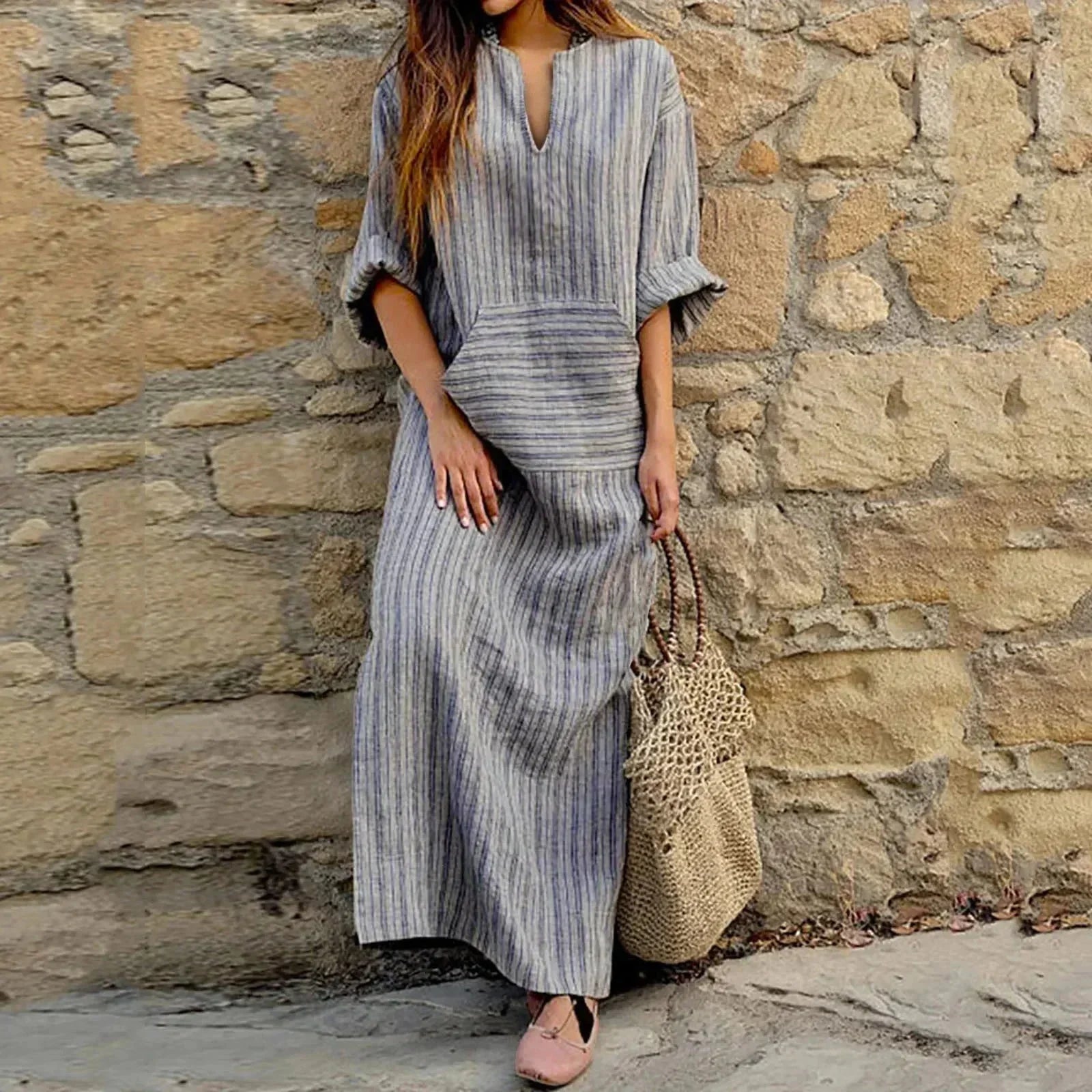 Robe longue femme rayée en coton, col en V et poches latérales pour un style décontracté et pratique.