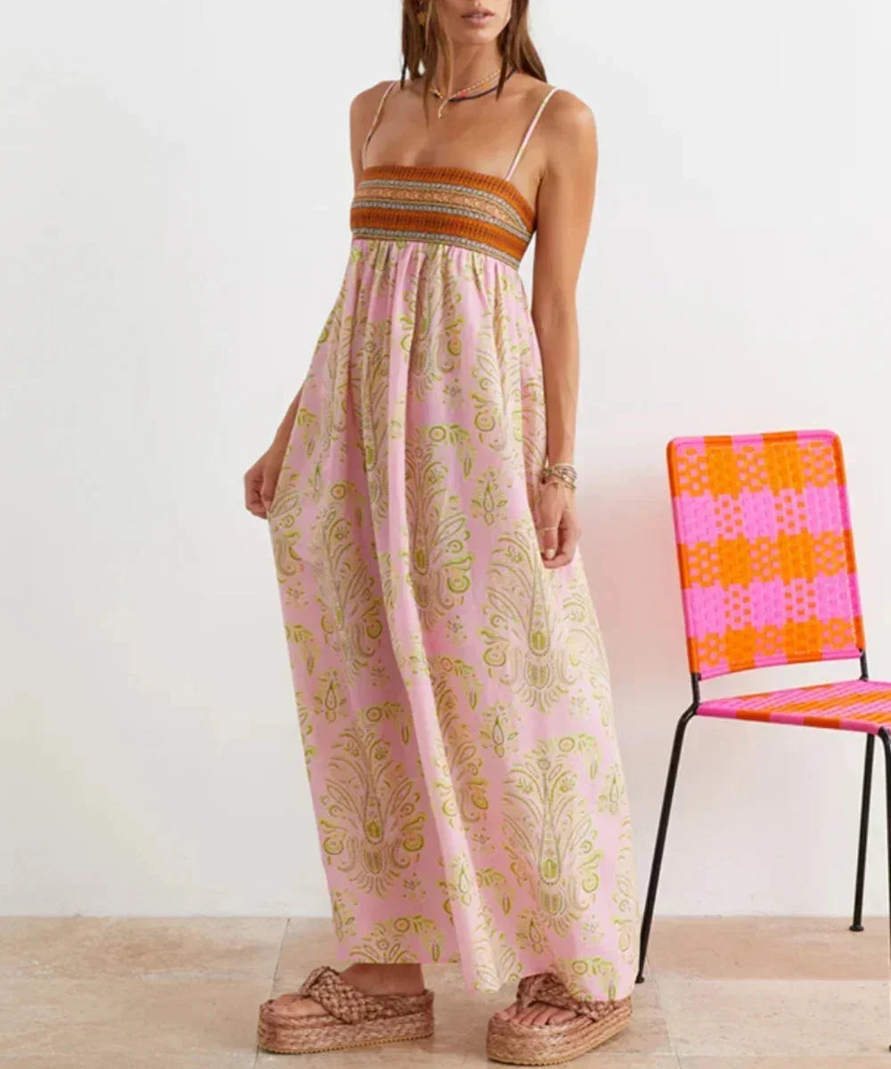 Robe longue rose boho à bretelles, en coton léger, avec motifs floraux d'été pour un look décontracté et féminin.