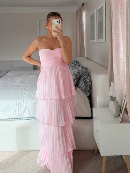 Robe longue rose sans bretelles, en coton léger, avec un design tiercé et une coupe fluide, idéale pour les journées d'été.