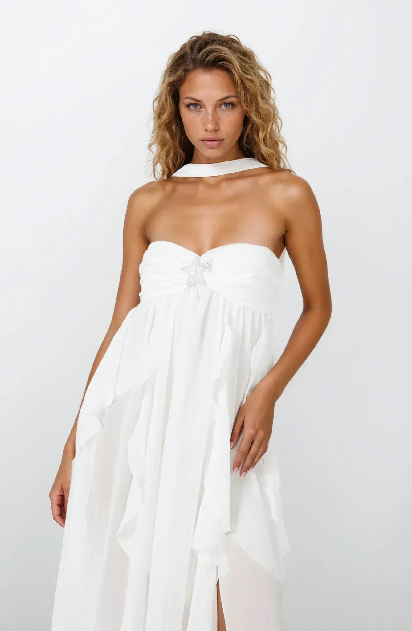 Robe longue femme rose volantée en chiffon léger avec des manches floues et un motif floral délicat.