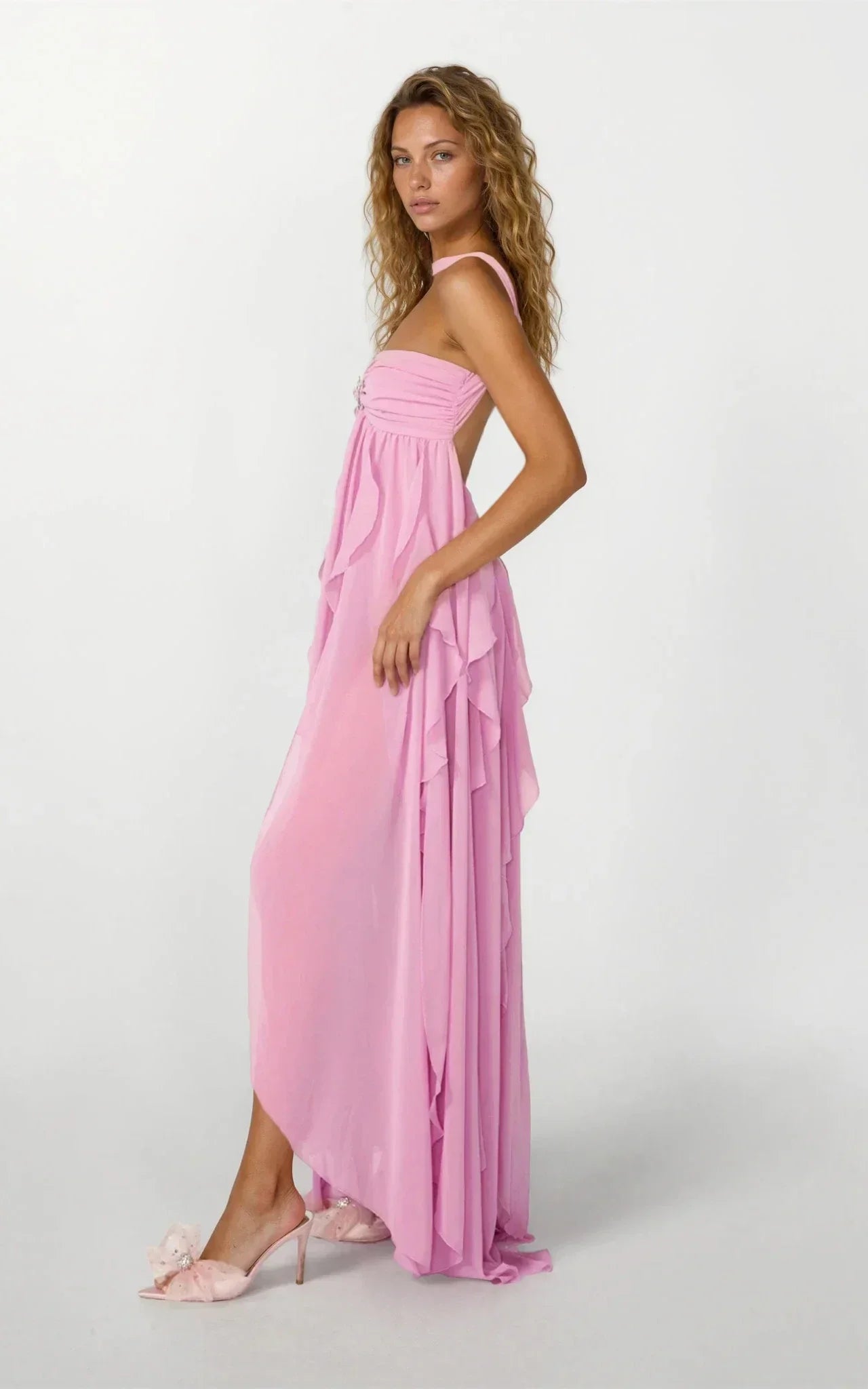 Robe longue femme rose volantée en tissu léger, avec des volants délicats et des bretelles fines pour un look élégant.