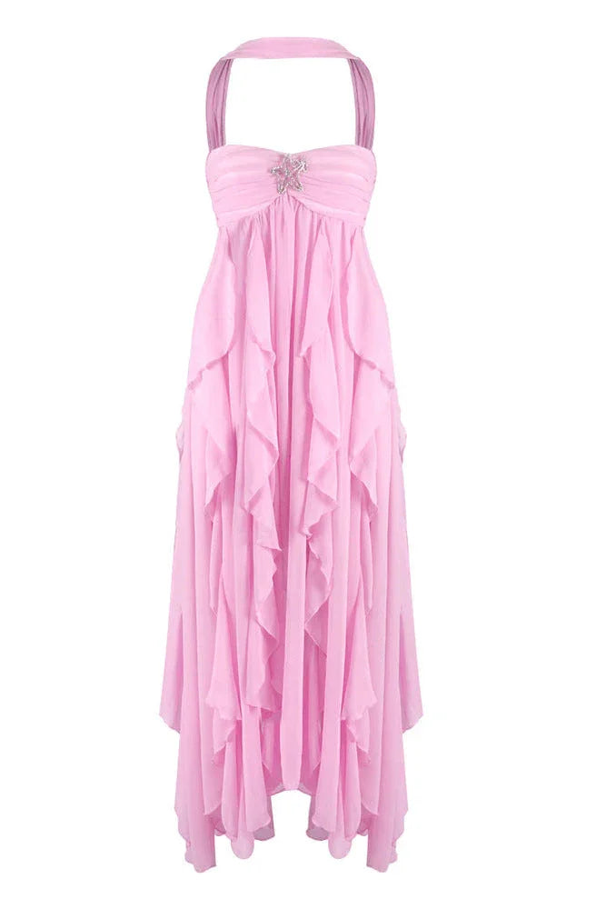 Robe longue en tissu léger rose, dotée de volants délicats sur les manches et l'ourlet pour une silhouette fluide.