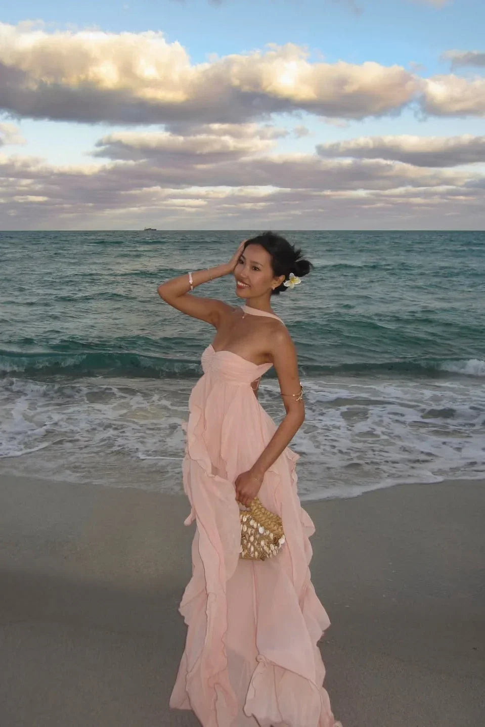 Robe longue femme rose en coton léger, avec des volants à la taille et des manches détachables pour un style fluide et…