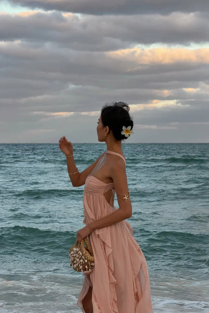 Robe longue femme rose volantée, en tissu léger avec des volants délicats et une coupe fluide pour un look élégant.