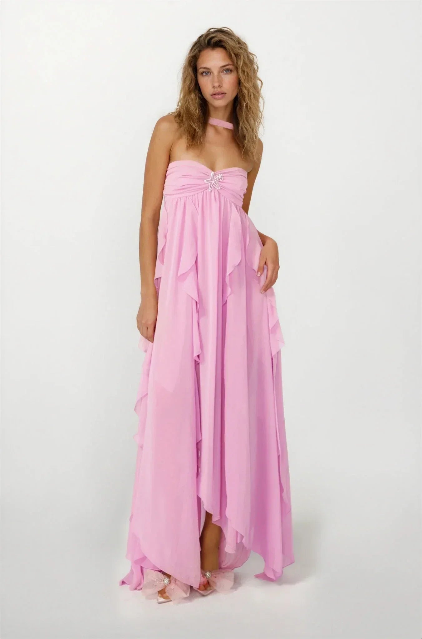 Robe longue femme rose volantée en chiffon léger, dotée de manches fluides et d'un décolleté en V.