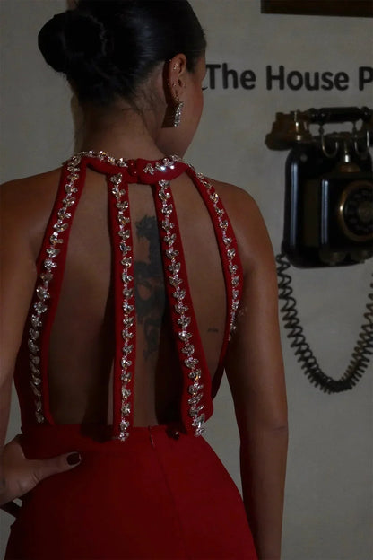 Robe longue femme rouge en polyester, avec bretelles perlées et coupe fluide. Idéale pour les occasions estivales.
