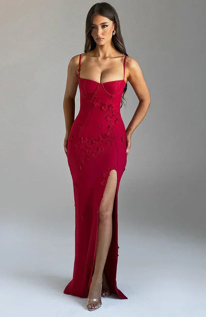 Robe longue rouge pour femme avec fente latérale, broderie délicate sur le décolleté, en tissu léger et fluide.