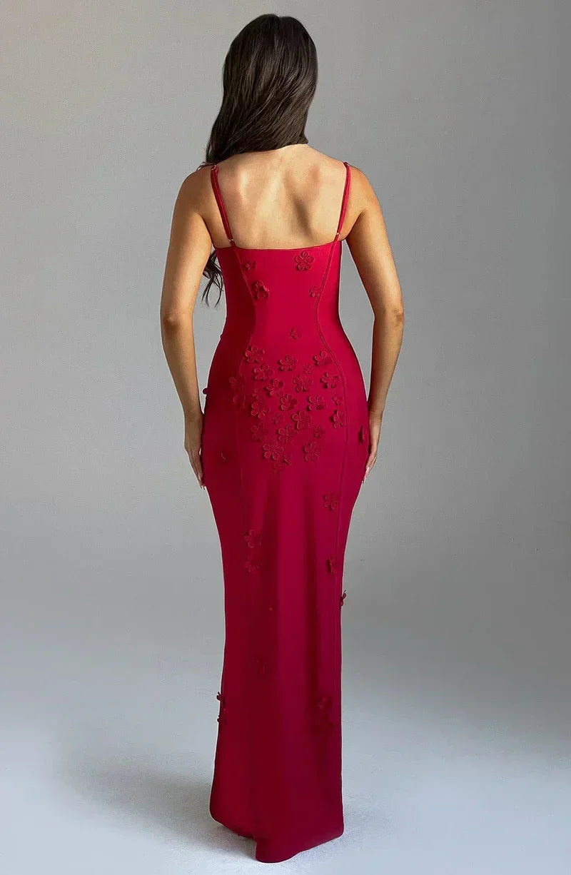 Robe longue rouge avec fente latérale et broderie florale, en tissu léger et fluide, idéale pour les soirées d'été.