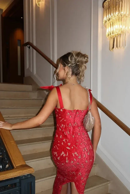 Robe longue rouge pour femme, en tissu léger avec des noeuds décoratifs aux épaules, idéale pour les occasions estivales.