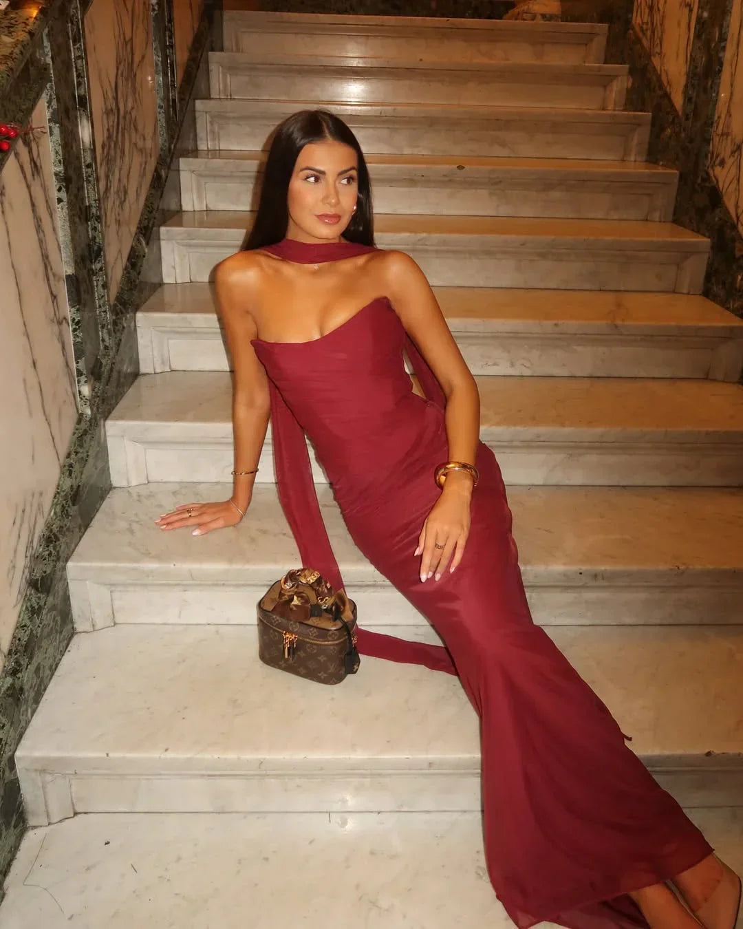 Robe longue femme sans bretelles en tissu léger, dotée d'une écharpe assortie pour un look élégant et décontracté.