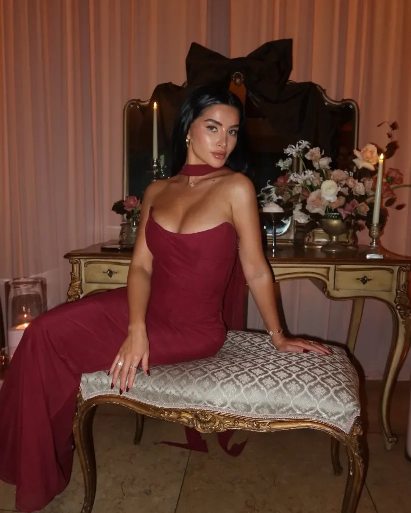 Robe longue femme sans bretelles en coton léger, avec une écharpe assortie et un design fluide pour une allure élégante.