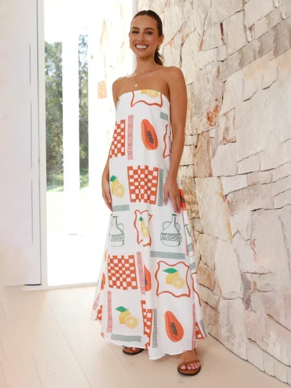 Robe longue sans bretelles en tissu léger, à motifs floraux estivaux, idéale pour les journées chaudes en blanc.