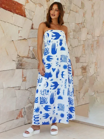 Robe longue sans bretelles en coton léger, avec motifs estivaux en bleu, idéale pour les journées chaudes et décontractées.