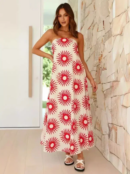 Robe longue sans bretelles en crème, en tissu léger à motifs estivaux. Idéale pour les journées chaudes et les événements…