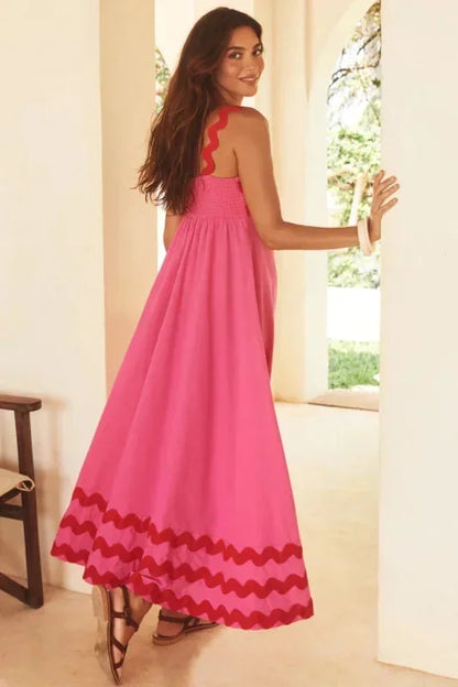 Robe longue femme sans manches en tissu léger, avec un bord ondulé et un design élégant pour un look décontracté.