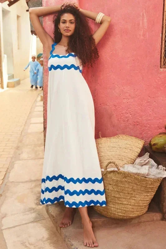 Robe longue beige blanc sans manches, en tissu léger, avec un bord ondulé élégant et une coupe fluide parfaite pour l'été.