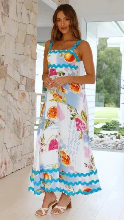 Robe longue sans manches en Pâle blanc, tissu léger avec un bord ondulé élégant, parfaite pour les journées d'été.