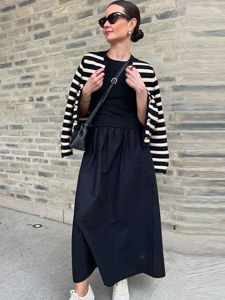 Robe longue sans manches en coton, avec jupe évasée et imprimé floral, idéale pour les journées ensoleillées.