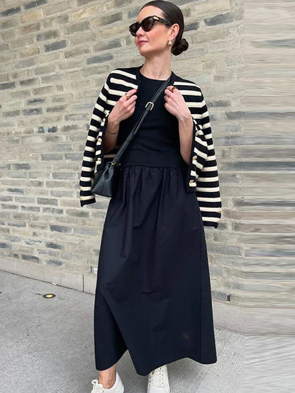 Robe longue sans manches en coton, avec jupe évasée et imprimé floral, idéale pour les journées ensoleillées.