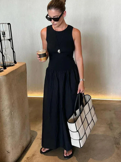 Robe longue femme sans manches, en tissu léger, avec une jupe évasée, idéale pour les journées estivales.