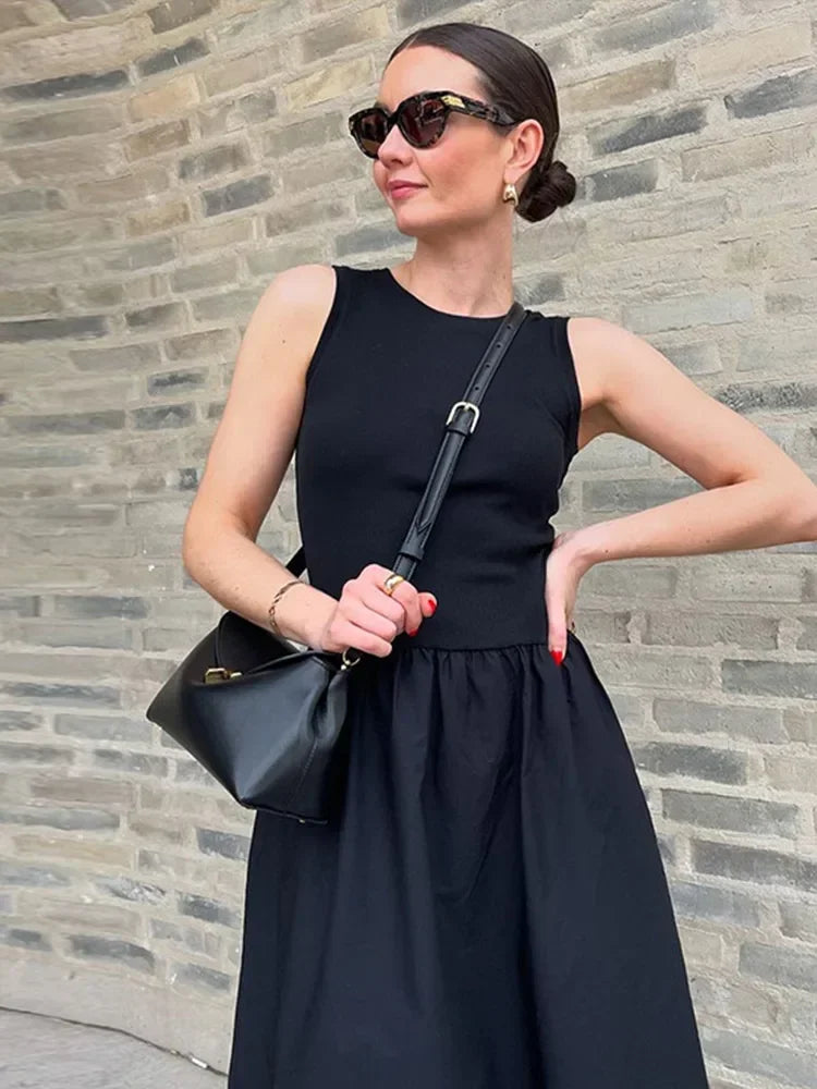 Robe longue sans manches en coton léger, avec une jupe évasée et un motif floral graphique. Idéale pour les journées d'été.