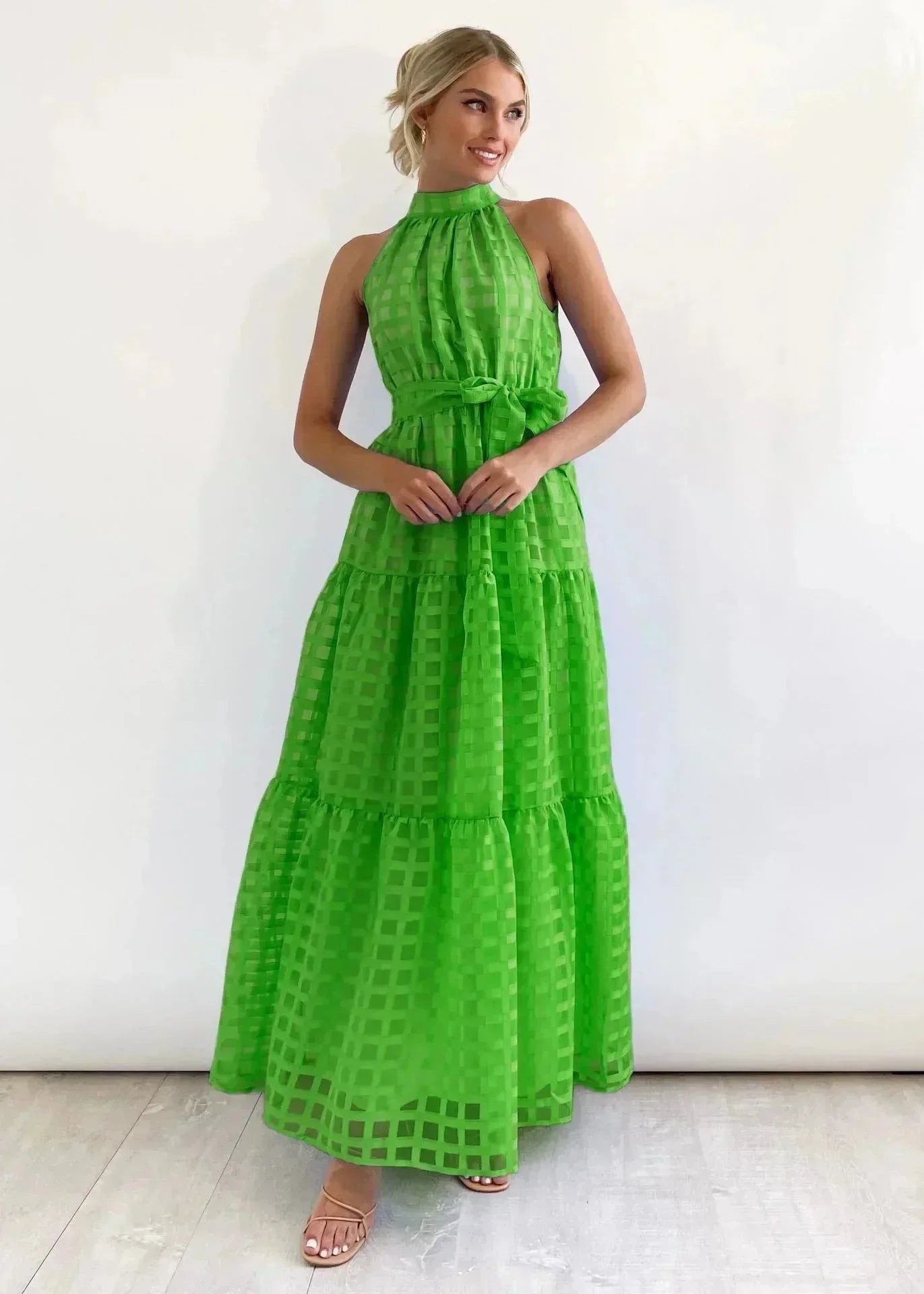 Robe longue femme sans manches en vert, à motif chic, dotée d'une ceinture ajustable pour une silhouette élégante.