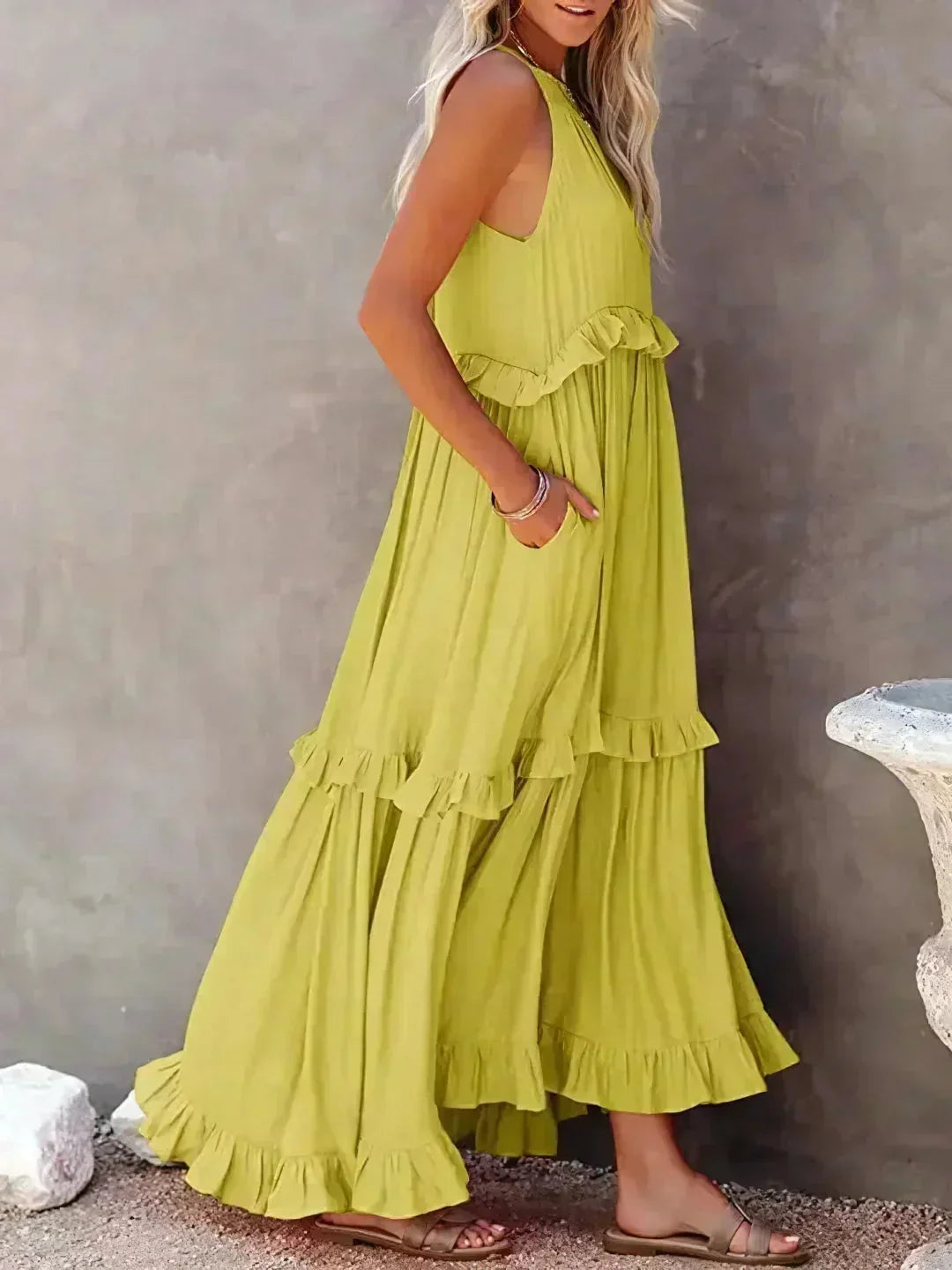 Robe longue femme sans manches en tissu léger, avec volants superposés, idéale pour les journées d'été.