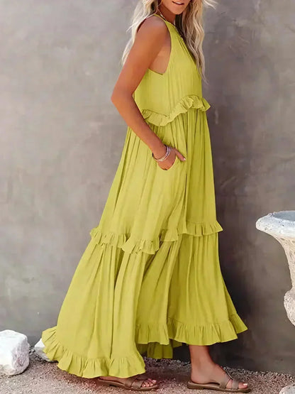 Robe longue femme sans manches en tissu léger, avec volants superposés, idéale pour les journées d'été.