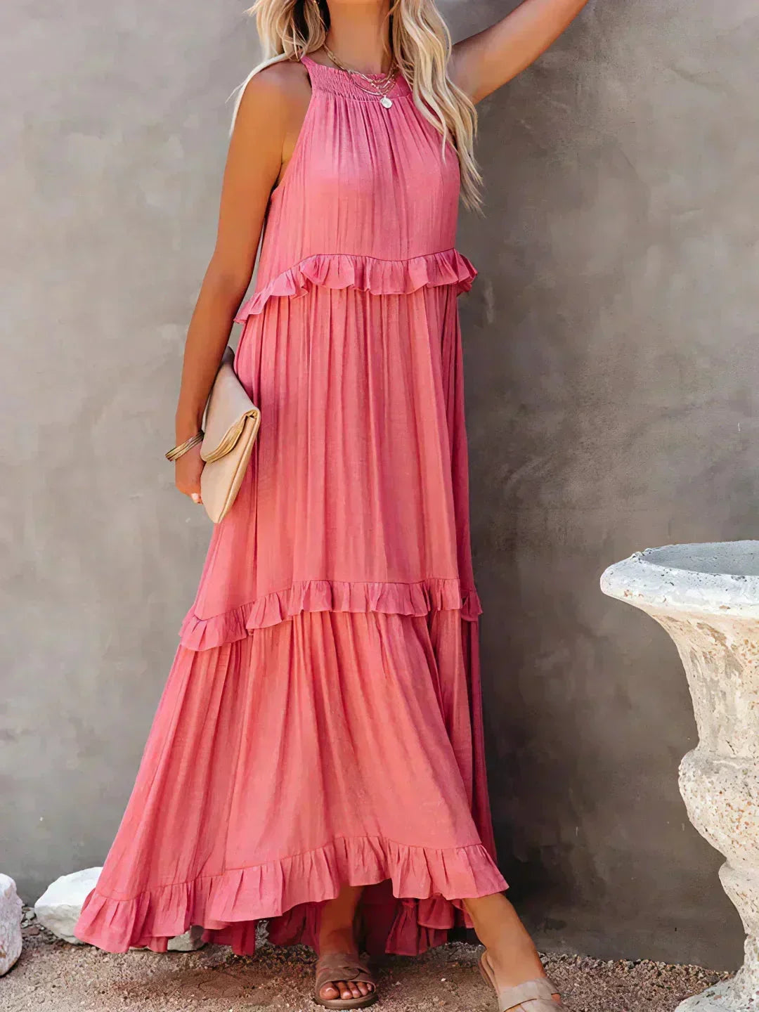Robe longue femme sans manches en tissu léger, dotée de volants superposés pour une silhouette fluide et féminine.