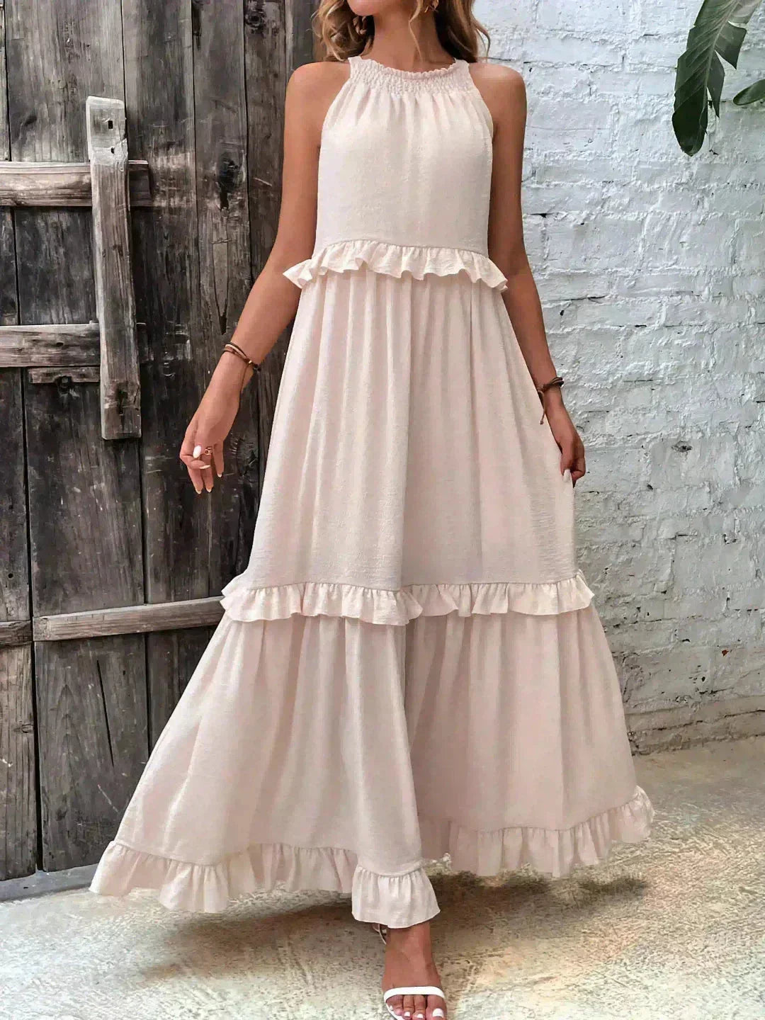 Robe longue femme sans manches, en tissu léger, avec volants superposés pour une coupe fluide et élégante.