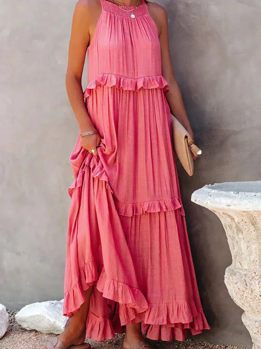 Robe longue femme sans manches en tissu léger avec volants superposés et un décolleté élégant, idéale pour les journées…