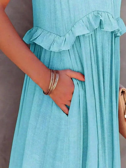 Robe longue sans manches en tissu léger, décorée de volants superposés pour un look élégant et fluide.